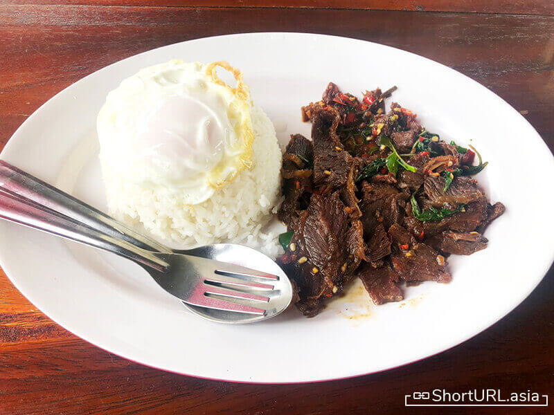 กระเพราเนื้อตุ๋นไข่ดาว