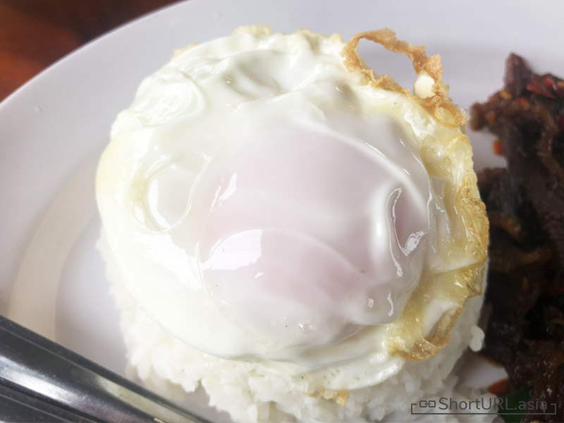ข้าวกระเพราเนื้อตุ๋น ไข่ดาว